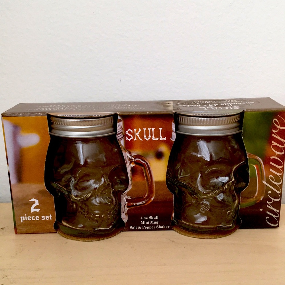 Skull 💀 2 piece set crystal salt & pepper shakers